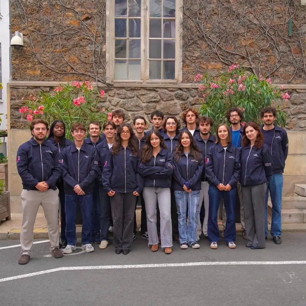 Les membres du mandat 2026 de PCA, en veste de l’association, devant un bâtiment de l’ESPCI.