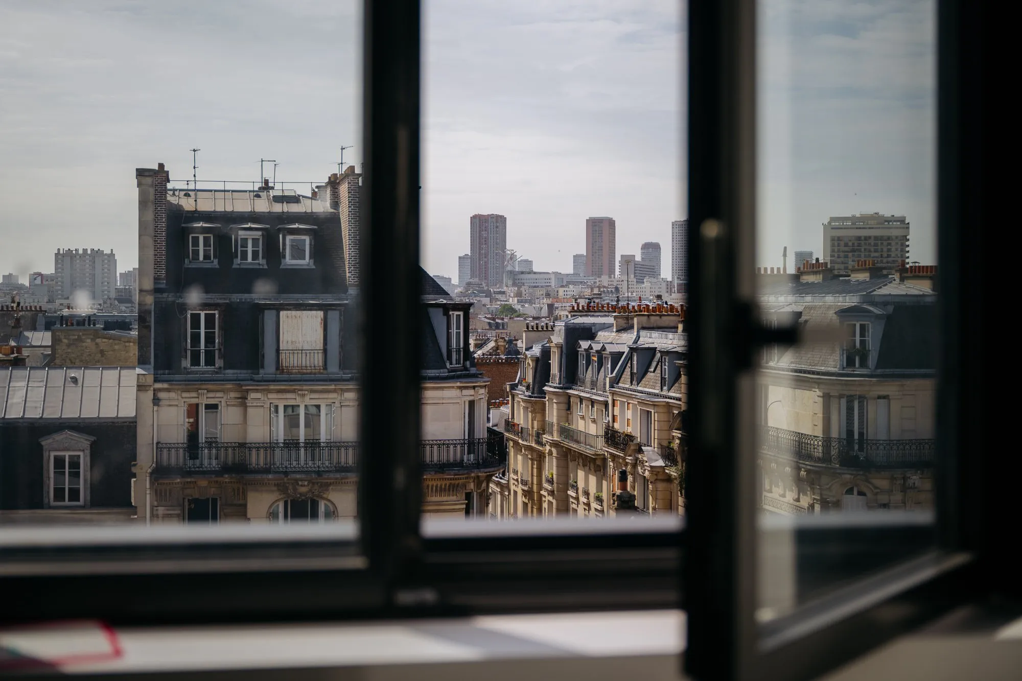 Vue sur les toits de Paris depuis une fenêtre de l’ESPCI.